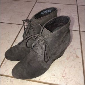 CLARKS SUEDE TAUPE BOOTIES